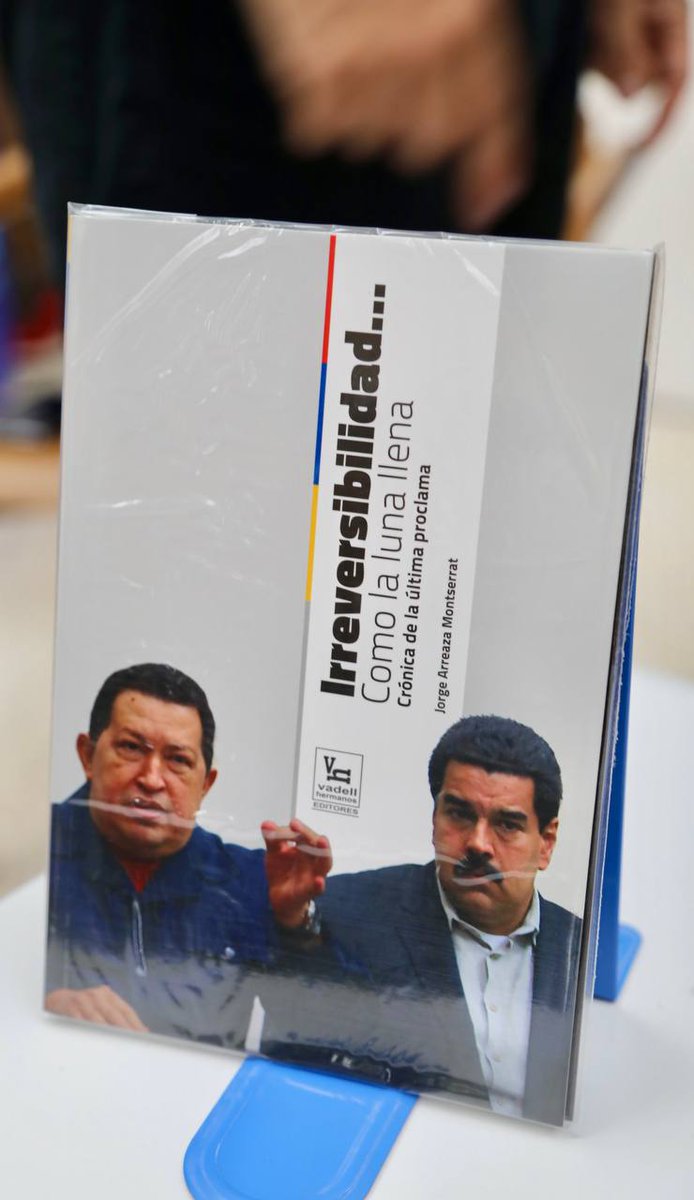 jaarreaza's tweet photo. Hermosa oportunidad de presentar en la XX @filven_cultura la nueva edición de: Irreversibilidad, Como la Luna Llena. Crónica de la Última Proclama. 
Agradecido con @editorialvadell por incorporarme a sus históricas ediciones. 
¡Con Chávez, siempre venceremos! https://t.co/tjiKMOgYV9