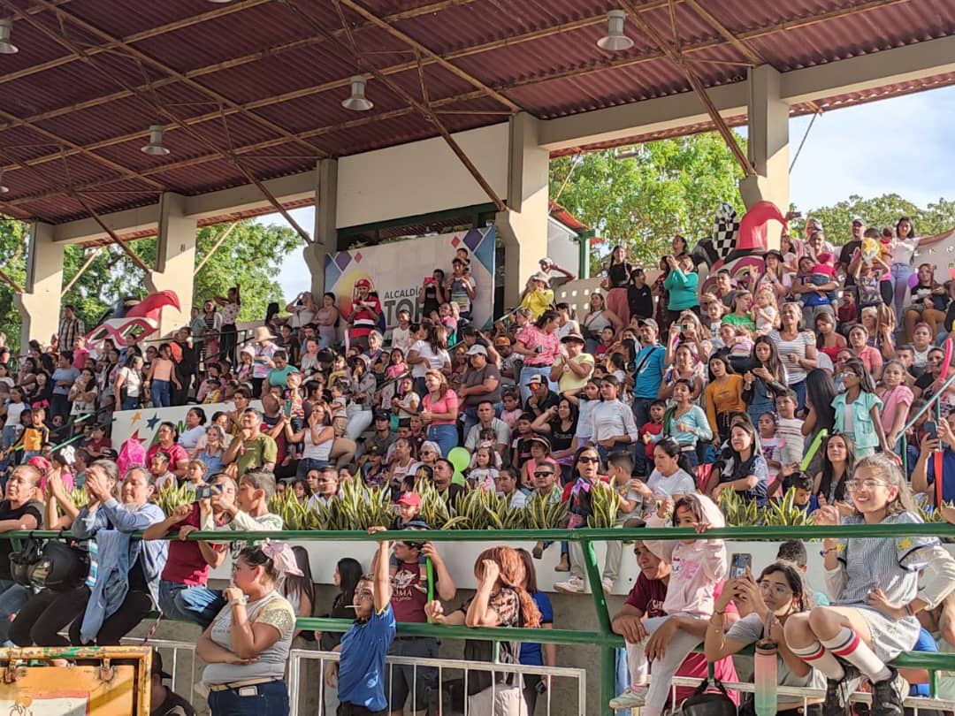 #15Julio| MÁS DE 5MIL NIÑOS DISFRUTARON SU FERIA EN CARORA 

Más de 5 mil niños disfrutaron un día lleno de recreación, diversión y mucha alegría en la I Feria del Niño organizada por Fundación del Niño Torres en las instalaciones del parque ferial Teodoro Herrera Zubillaga.
