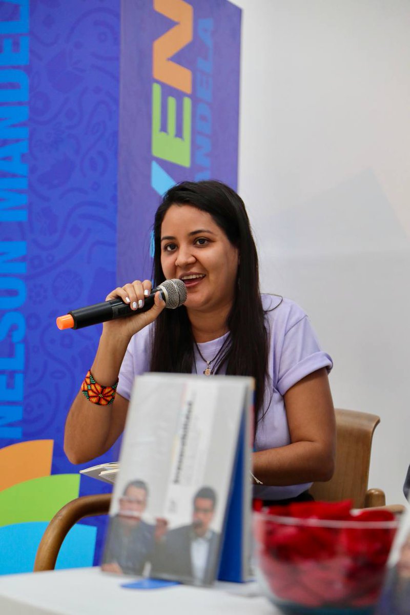 jaarreaza's tweet photo. Hermosa oportunidad de presentar en la XX @filven_cultura la nueva edición de: Irreversibilidad, Como la Luna Llena. Crónica de la Última Proclama. 
Agradecido con @editorialvadell por incorporarme a sus históricas ediciones. 
¡Con Chávez, siempre venceremos! https://t.co/tjiKMOgYV9
