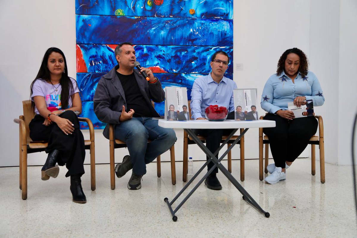 jaarreaza's tweet photo. Hermosa oportunidad de presentar en la XX @filven_cultura la nueva edición de: Irreversibilidad, Como la Luna Llena. Crónica de la Última Proclama. 
Agradecido con @editorialvadell por incorporarme a sus históricas ediciones. 
¡Con Chávez, siempre venceremos! https://t.co/tjiKMOgYV9