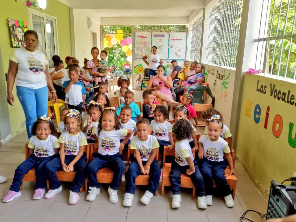 Niños, niñas y comunidad educativa del Simoncito maternal de chuao en el Mcpio Santiago Mariño, celebran su 1era cohorte de promoción al preescolar.
#CrecimientoProductivo 
<a href="/NicolasMaduro/">Nicolás Maduro</a> 
<a href="/_LaAvanzadora/">Yelitze Santaella</a> 
@MPPEDUCACION 
<a href="/LeiraSuarezPsuv/">LeyraSuarezPsuv</a> 
<a href="/Soykarinacarpio/">Karina Carpio</a>