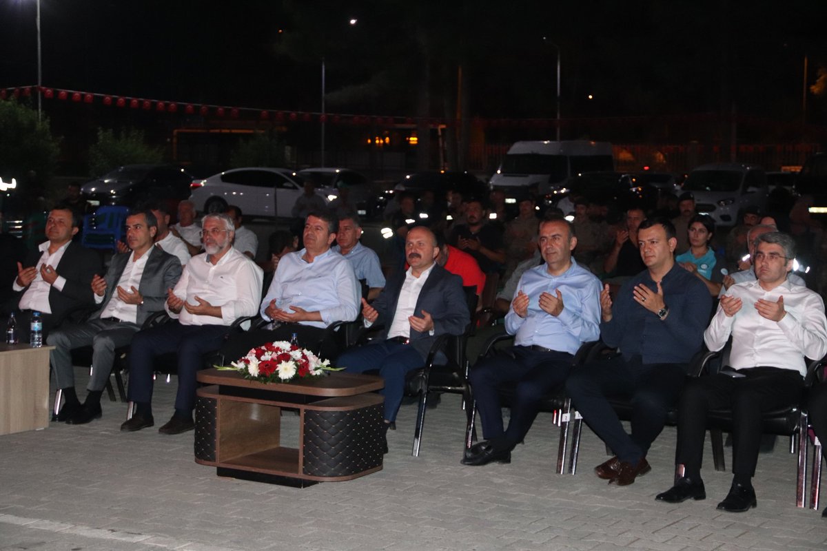 adiymanmuftuluk's tweet photo. İl Müftümüz Dr. Mevlüt Haliloğlu,İl Valimiz Dr. Osman Varol,il protokolü ve Adıyamanlı hemşerilerimizin katılımıyla düzenlenen 15 Temmuz Demokrasi ve Milli Birlik Günü programımız saatler 0:13'ü gösterdiğinde Din Görevlilerimizin sela okuması ve İl Müftümüzün duası ile son buldu https://t.co/2WmIm8ra0W