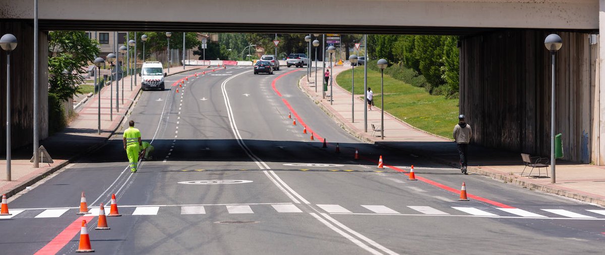 ciudadanabici's tweet photo. @AytoLogrono @DGTes @CiudadesCaminan Probablemente Portillejo tendría que desarrollarse también con esta configuración unidireccional por ambas bandas, pero antes de eso... ¿qué fue del "cinturón Sur" de la Estrategia Movilidad 2022 y de los carriles 🚲en #Duques que @conrado_escobar reclamaba en campaña electoral? https://t.co/sklmoEkp6p