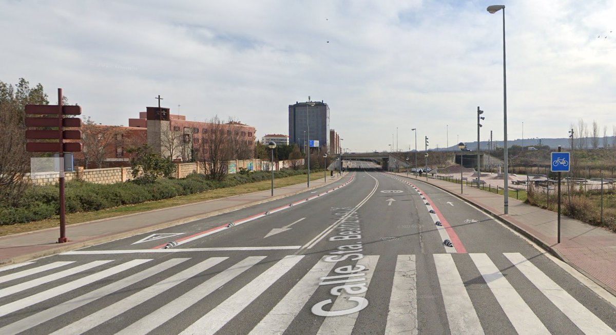 ciudadanabici's tweet photo. @AytoLogrono @DGTes @CiudadesCaminan Probablemente Portillejo tendría que desarrollarse también con esta configuración unidireccional por ambas bandas, pero antes de eso... ¿qué fue del "cinturón Sur" de la Estrategia Movilidad 2022 y de los carriles 🚲en #Duques que @conrado_escobar reclamaba en campaña electoral? https://t.co/sklmoEkp6p
