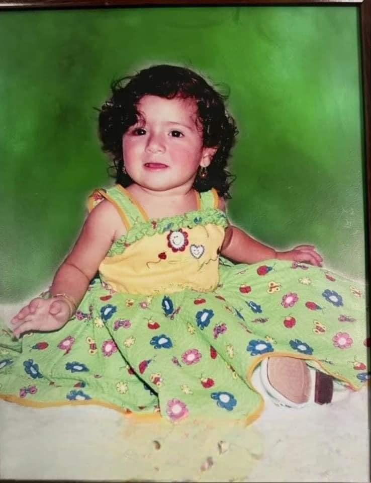 4ip4d3's tweet photo. mi mamá guardando por 23 años el vestido para su nieta / la nieta https://t.co/URdnuHt0HI