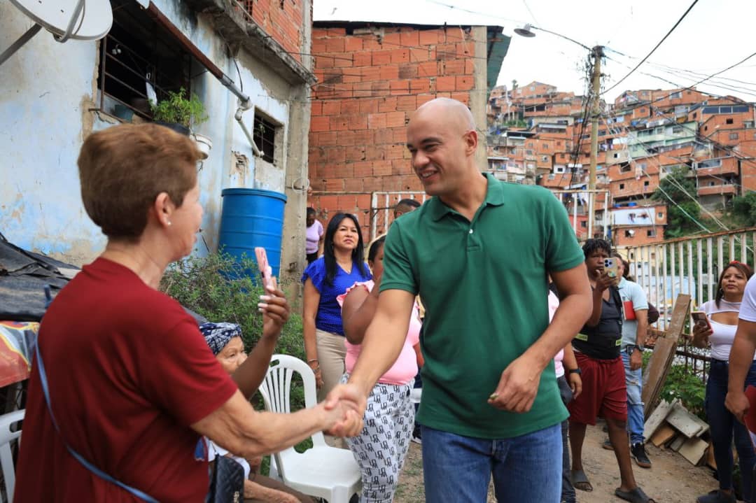 HectoRodriguez's tweet photo. Extraordinario el trabajo que vienen realizando los vecinos y vecinas de Miranda en sus comunidades gracias a los recursos de la Consulta Popular Nacional 2024. 

En el barrio José Félix Ribas de Petare, la Comuna "Unidad, lucha, batalla y victoria" sustituyó la tubería de agua potable en su territorio garantizando el servicio a más de 150 familias.

¡Eficiencia o nada!