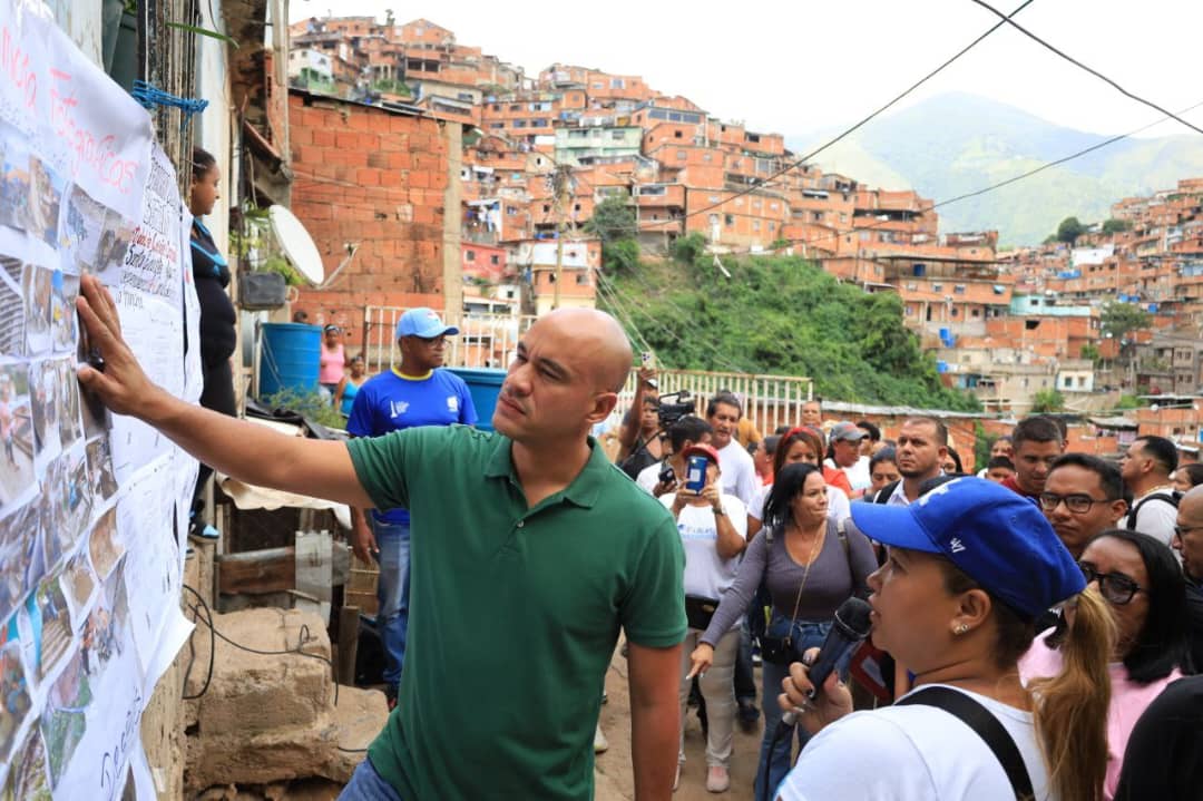 HectoRodriguez's tweet photo. Extraordinario el trabajo que vienen realizando los vecinos y vecinas de Miranda en sus comunidades gracias a los recursos de la Consulta Popular Nacional 2024. 

En el barrio José Félix Ribas de Petare, la Comuna "Unidad, lucha, batalla y victoria" sustituyó la tubería de agua potable en su territorio garantizando el servicio a más de 150 familias.

¡Eficiencia o nada!