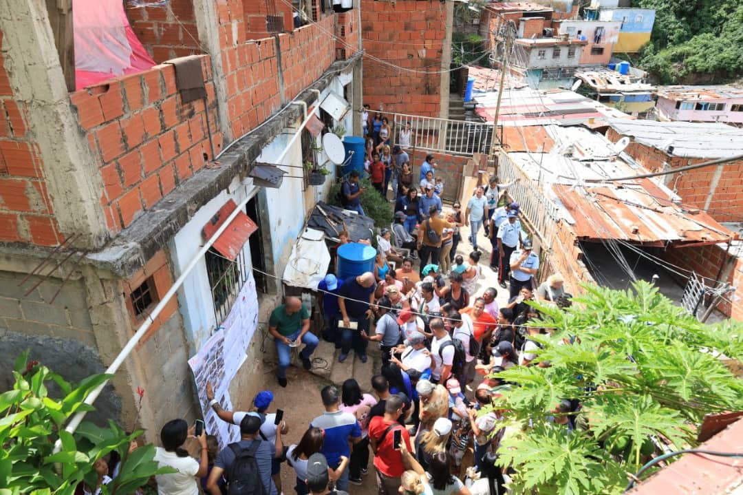 HectoRodriguez's tweet photo. Extraordinario el trabajo que vienen realizando los vecinos y vecinas de Miranda en sus comunidades gracias a los recursos de la Consulta Popular Nacional 2024. 

En el barrio José Félix Ribas de Petare, la Comuna "Unidad, lucha, batalla y victoria" sustituyó la tubería de agua potable en su territorio garantizando el servicio a más de 150 familias.

¡Eficiencia o nada!