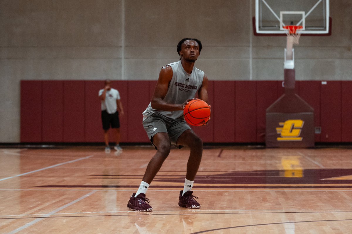 CMUMensBBall's tweet photo. Putting in WORK 💪🔥⬆️

#FireUpChips https://t.co/qehF0RLdP5