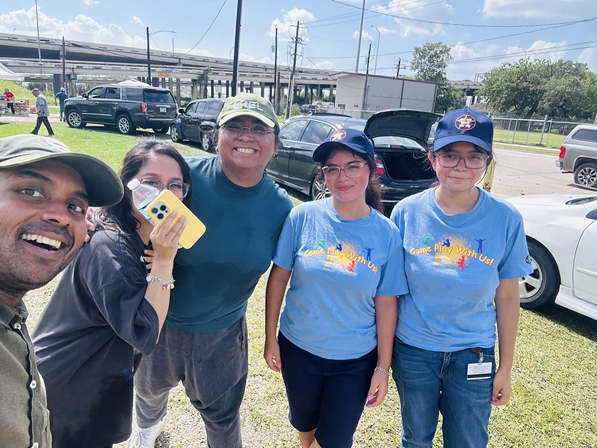 FencelineWatch's tweet photo. Today’s food distribution in Manchester was a success. We joined Super Neighborhood 65&82 @Vecindario65_82 call for volunteers. Thank you @HoustonFoodBank @CarolforTexas and @JMartinez4Hou for the resources! #Houston #HurricaneBeryl https://t.co/NurkUSmhyF