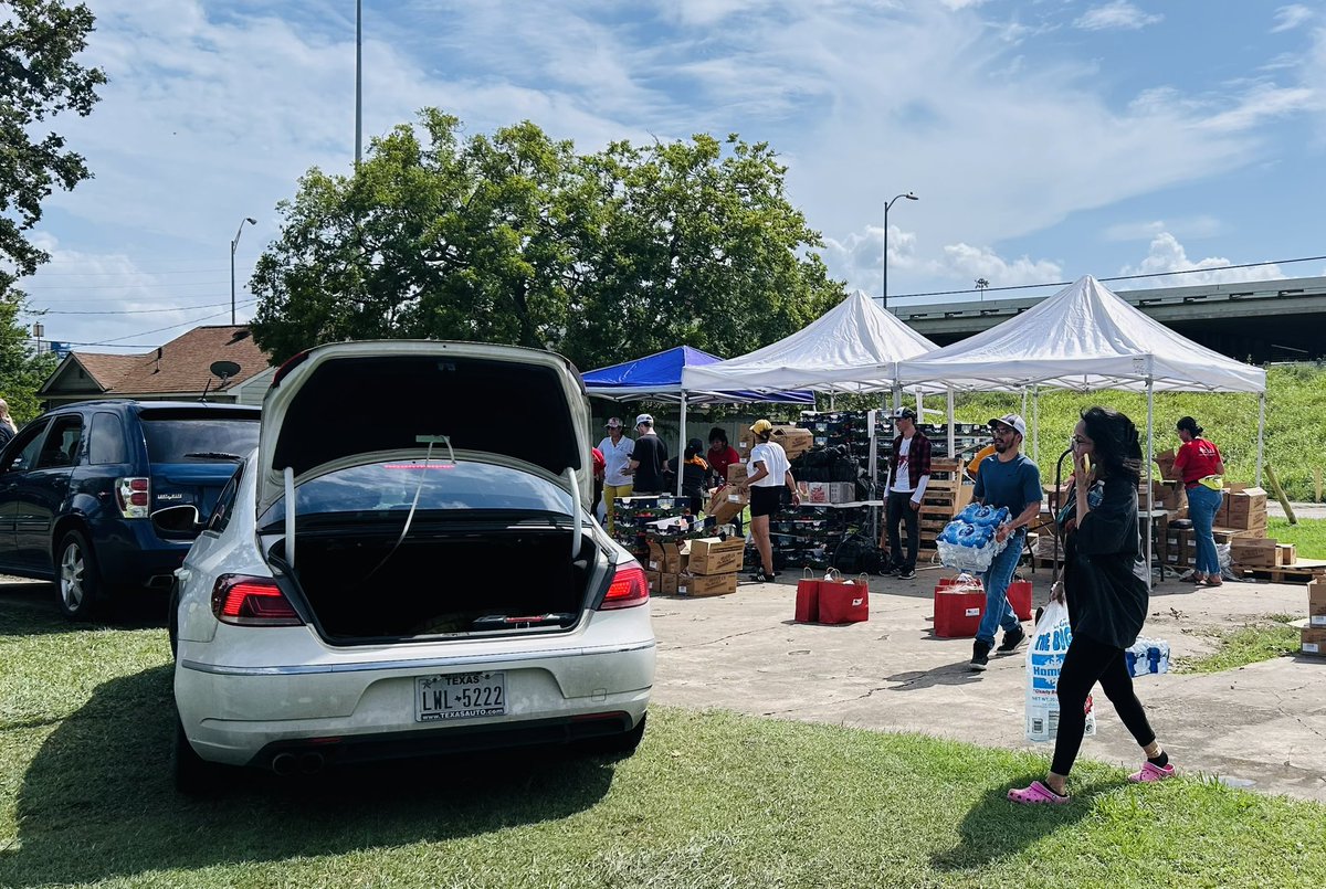 FencelineWatch's tweet photo. Today’s food distribution in Manchester was a success. We joined Super Neighborhood 65&82 @Vecindario65_82 call for volunteers. Thank you @HoustonFoodBank @CarolforTexas and @JMartinez4Hou for the resources! #Houston #HurricaneBeryl https://t.co/NurkUSmhyF