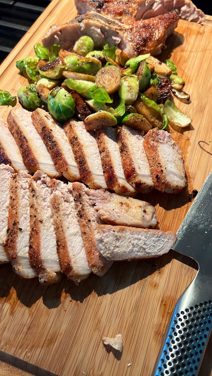 c_barn8's tweet image. Slice &amp;amp; Serve

Cast Iron Pork Chops &amp;amp; Brussels

#PorkChops #Brussels