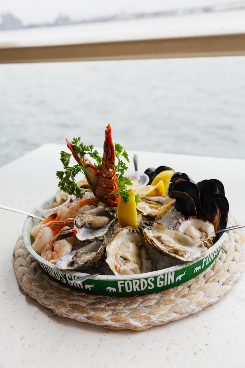 Does anything scream summer afternoon like a chilled seafood platter enjoyed next to #sandiegobay ??