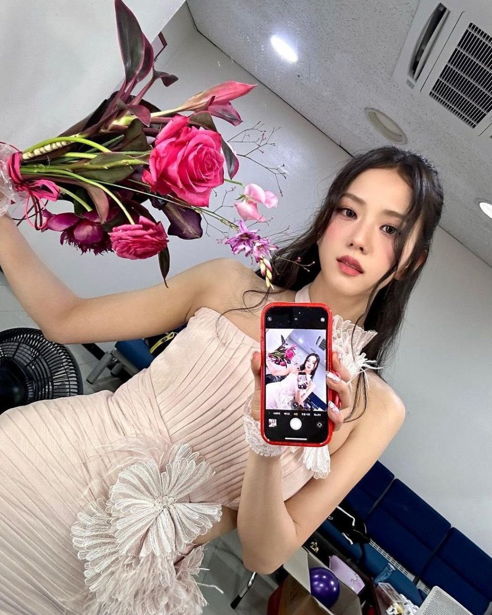 bunnykjisoo's tweet image. COMENTEN Y RT POR JISOO

CONGRATULATIONS JISOO
#ME1BILLIONSTREAMSONYOUTUBE