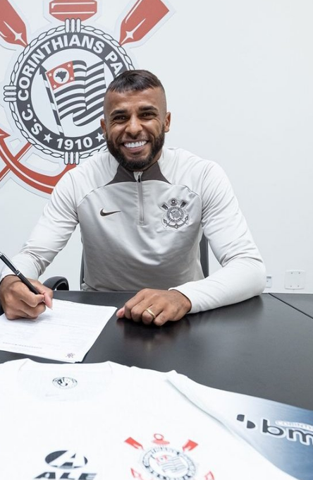 GSj7I0wWMAActke?format=png&name=small