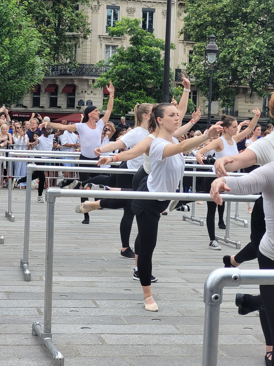 #relaisflamme 🔥🔥7 étudiantes <a href="/FFSportU/">FFSU</a> ont eu le privilège de participer à un cours de danse classique géant organisé par <a href="/operadeparis/">Opéra de Paris</a> place de La Bastille. Emotion et applaudissements lors du passage du ballet et de la flamme entre les danseurs étoiles🤩🤩Merci <a href="/Paris2024/">Paris 2024</a> !