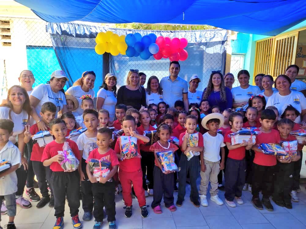 info_mppe's tweet photo. ✅📝 #NotiMPPE | El Gobierno Bolivariano junto a la Zona Educativa de @EducacionNvaE realizaron la entrega de kits escolares a los estudiantes del CEI Niño Simón en el municipio Mariño de Nueva Esparta. 🎁👏
@_LaAvanzadora
@MPPEDUCACION
#CrecimientoProductivo https://t.co/sa1LnS5Knw