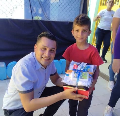 info_mppe's tweet photo. ✅📝 #NotiMPPE | El Gobierno Bolivariano junto a la Zona Educativa de @EducacionNvaE realizaron la entrega de kits escolares a los estudiantes del CEI Niño Simón en el municipio Mariño de Nueva Esparta. 🎁👏
@_LaAvanzadora
@MPPEDUCACION
#CrecimientoProductivo https://t.co/sa1LnS5Knw