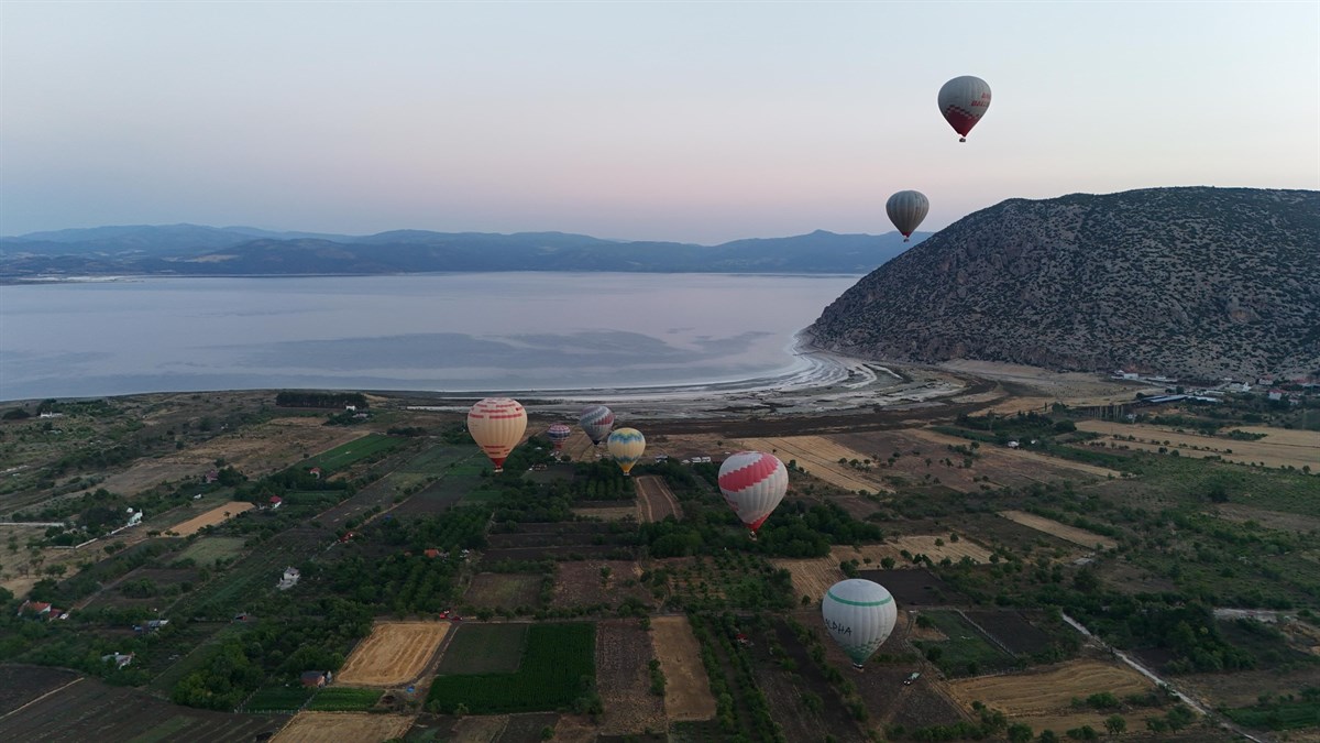 saldagolucom's tweet photo. Salda Gölünde balon uçuşları başladı.

Gölün eşsiz manzarası sıcak hava balonlarıyla izlenebilecek.

Ticari uçuşlar iki hafta sonra başlıyor.  Bekleriz!🖐️ 

Detaylar için; https://t.co/6JhNH29L99

#gezilecekdiyar #turizm #balon https://t.co/4ErDW8K9f2
