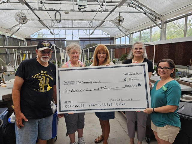 #SunCityWest Sun City West Garden Club gets a gift #AZNEWSMEDIA

yourvalley.net/sun-city-west-…