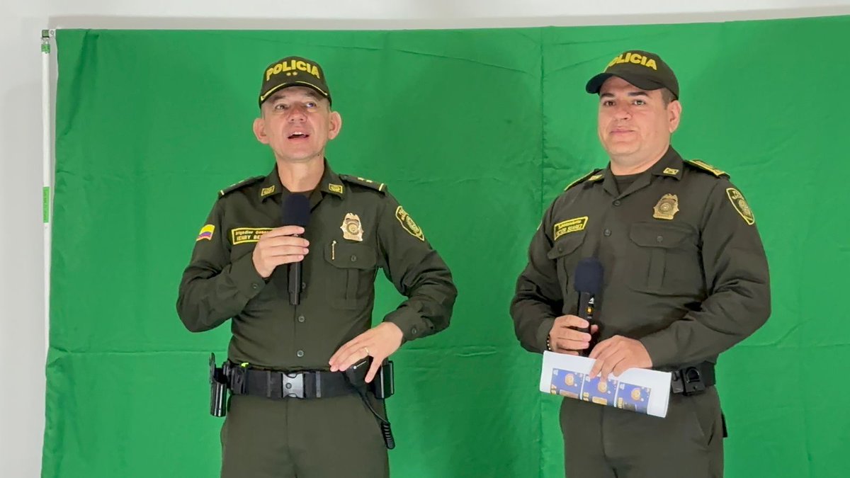 AosPolicia's tweet photo. #AOSSantander en compañía del Sr. BG. Henry Bello @PoliciaBmanga, realizó el Bingo Virtual, donde se sortearon premios para los uniformados y sus familias de la Policía Metropolitana, @PoliciaStander, @PoliciaDEMAM y la Escuela de Carabineros #ManoTendidaYCorazónDispuesto https://t.co/CGpeB6jUKt