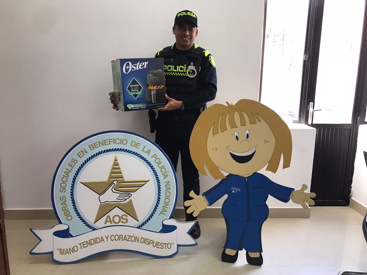 AosPolicia's tweet photo. #AOSSantander en compañía del Sr. BG. Henry Bello @PoliciaBmanga, realizó el Bingo Virtual, donde se sortearon premios para los uniformados y sus familias de la Policía Metropolitana, @PoliciaStander, @PoliciaDEMAM y la Escuela de Carabineros #ManoTendidaYCorazónDispuesto https://t.co/CGpeB6jUKt
