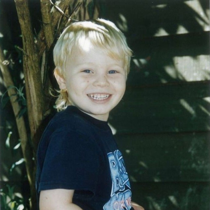 lietome_luke's tweet photo. Happy birthday to my favourite person, @Luke5SOS!🎂 You became my comfort, my strength and my inspiration, and it's a privilege to grow up with you. I wish the 28 give you amazing experiences and memories, and lots of smiles and love. I love you endlessly, forever and always❤️ https://t.co/1skga2DGTM