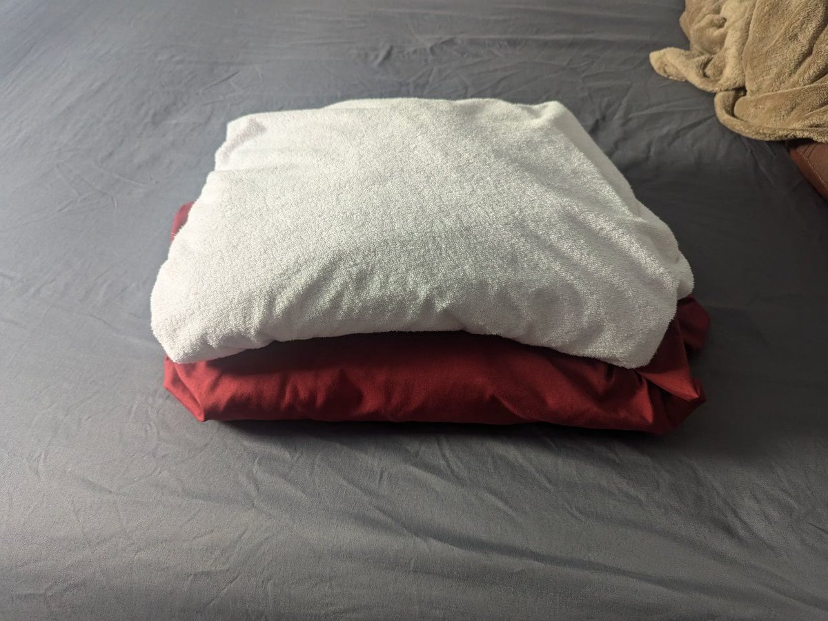 iheartkix's tweet photo. Okay, I'm don't always post anything to brag....but this is something good to brag about. 

Look at how I've folded TWO, that's right.. T-W-O king (yup, I've said KING) size folded sheets. 

That's right....  and what? #micdrop 

#takethatrachelray https://t.co/9TbXCGedYg