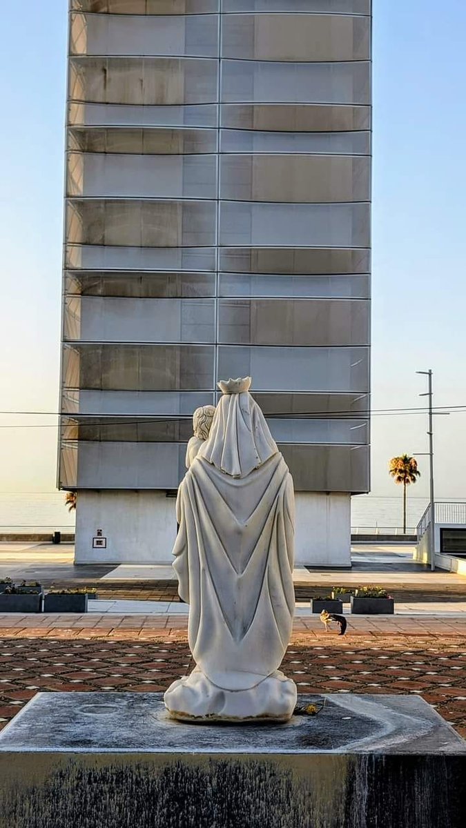 Mañana Día de la virgen del Carmen, patrona de los marineros. Aquí en <a href="/AytoEstepona/">Ayto de Estepona</a> vigilaba a los marineros en su salida al mar, hasta que el Alcalde del <a href="/ppandaluz/">PP de Andalucía</a> le puso un rascacielos frente. Ahora vigila que no derriben su ermita para hacer mas bloques.