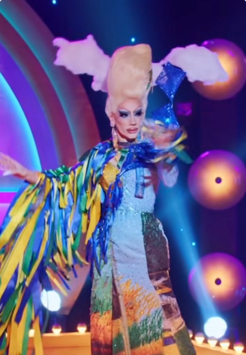 🌎 ARTISTA! Depois de emocionar com look de casa do subúrbio no #DragRaceBrasil, Miranda Lebrão trás nos visuais de promoção do #GlobalAllStars referência às culturas do futebol e pipa! 🇧🇷✨