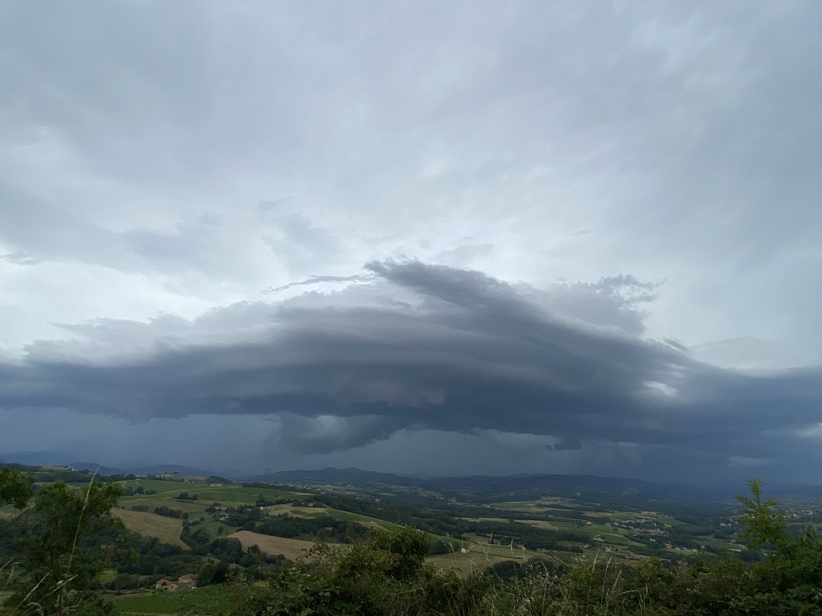 meteovillages's tweet photo. 🌩️📸 La ligne orageuse traversant le centre-est du pays il y a quelques heures ⤵️ #orages https://t.co/xrkPplCRjQ
