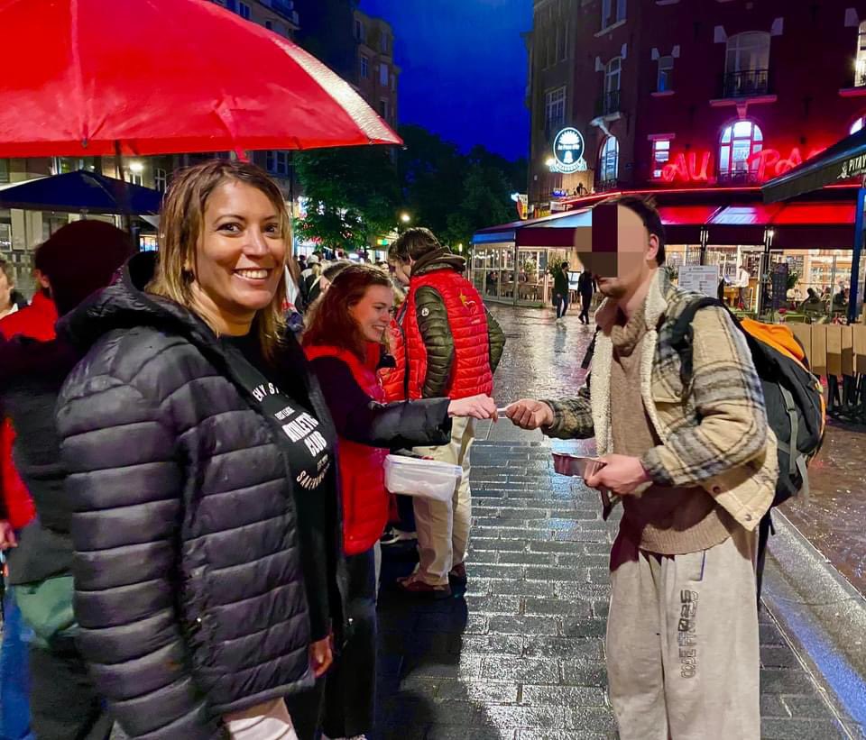 ElhossainAms's tweet photo. 🌛 En ce début de soirée pluvieuse, nous avons commencé notre maraude pour distribuer bienveillance et chaleur humaine.

🥰 Moments émouvants de tendresse, de rires, de compassion et de confidences, réchauffant le cœur de chacun. https://t.co/K5rbdNjOmd