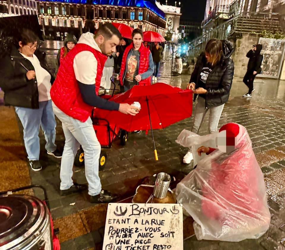ElhossainAms's tweet photo. 🌛 En ce début de soirée pluvieuse, nous avons commencé notre maraude pour distribuer bienveillance et chaleur humaine.

🥰 Moments émouvants de tendresse, de rires, de compassion et de confidences, réchauffant le cœur de chacun. https://t.co/K5rbdNjOmd