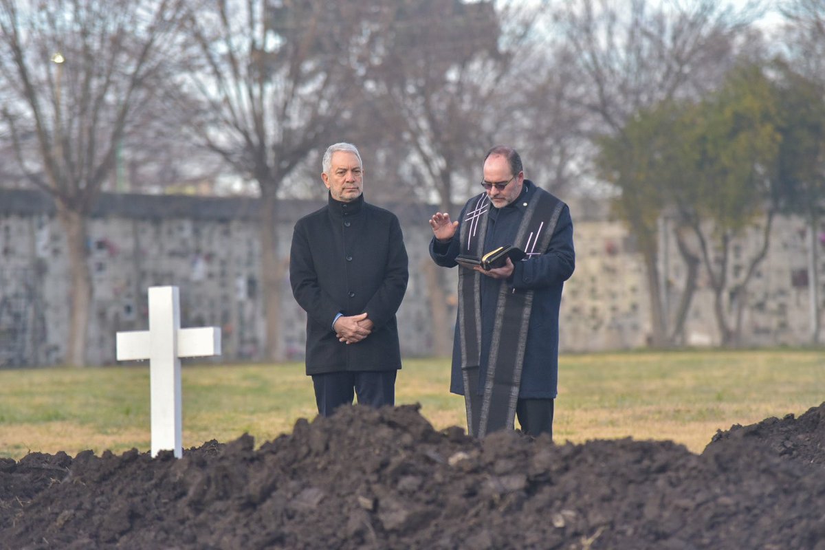 Iniciamos esta mañana la inhumación de los restos óseos hallados en el cementerio municipal para reparar la indigna situación heredada de la última gestión.

Comenzamos con restos procedentes de ataúdes, pero esta acción reparatoria concluirá con la construcción de un nuevo