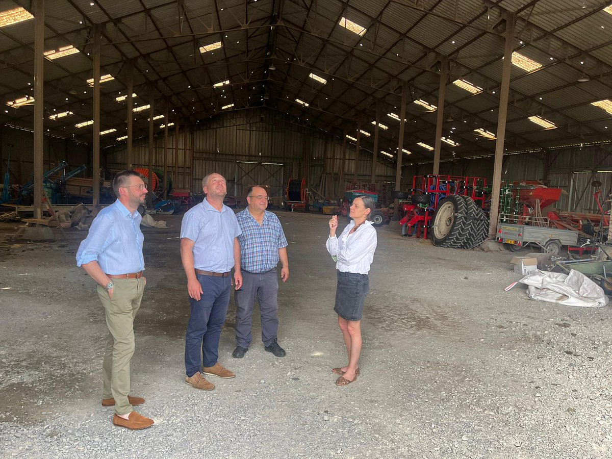 GregVillafranca's tweet photo. 👉 Merci à @MarionCanales et @JuBrugerolles pour leur soutien et leur visite sur le terrain avec @DEATAlain, Maire d'Entraigues suite à l'épisode d'orage de grêle violent que nous avons subi dans la nuit du 11 au 12 juillet. https://t.co/QLEl1CRhsp