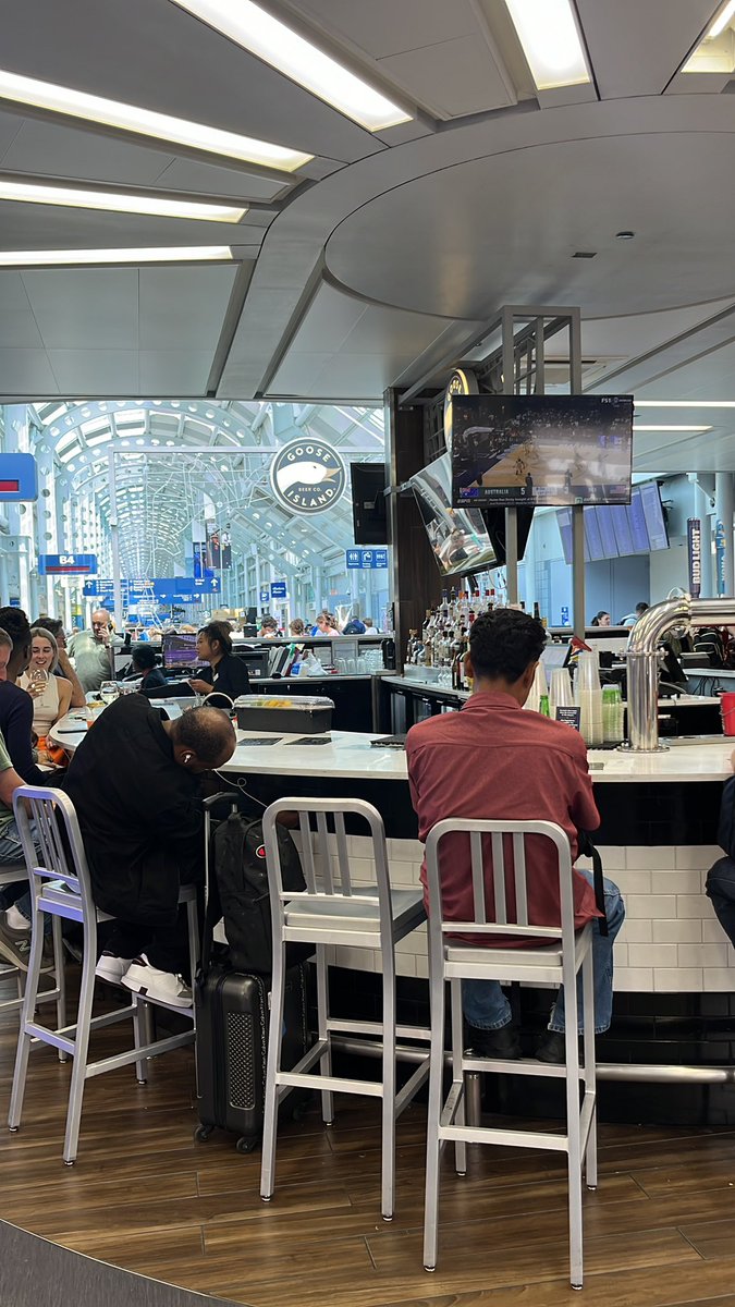 saaarbrens's tweet photo. something so poetic about an airport bar https://t.co/Zg73HC4kMZ