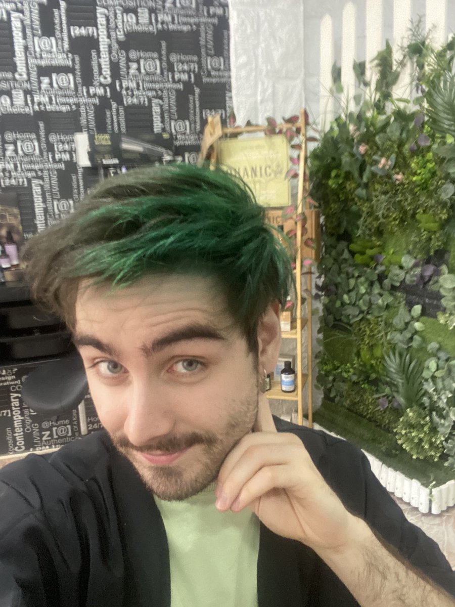 Robleznot's tweet photo. Me ha crecido una planta en la cabeza y ahí se queda https://t.co/A8ZUpi6CM4