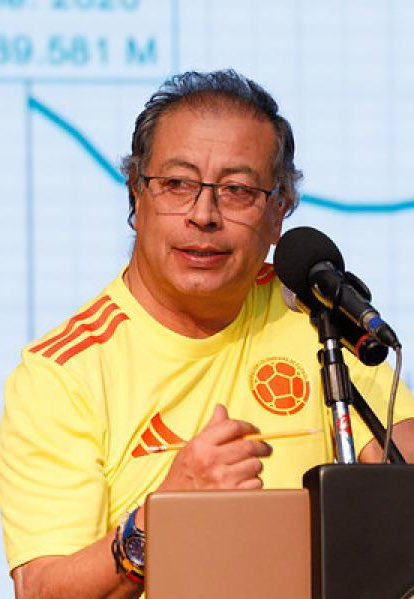 eduardomenoni's tweet photo. 🚨| ÚLTIMA HORA: DURÍSIMO GOLPE al socialista Gustavo Petro. La popularidad del presidente IZQUIERDISTA de Colombia cae en picada, y se ubica en 65% de RECHAZO y solamente un 26% de aprobación. 🇨🇴 ¿Apoyas que los colombianos le digan FUERA PETRO al Presidente socialista? https://t.co/8l4q1yyqzu