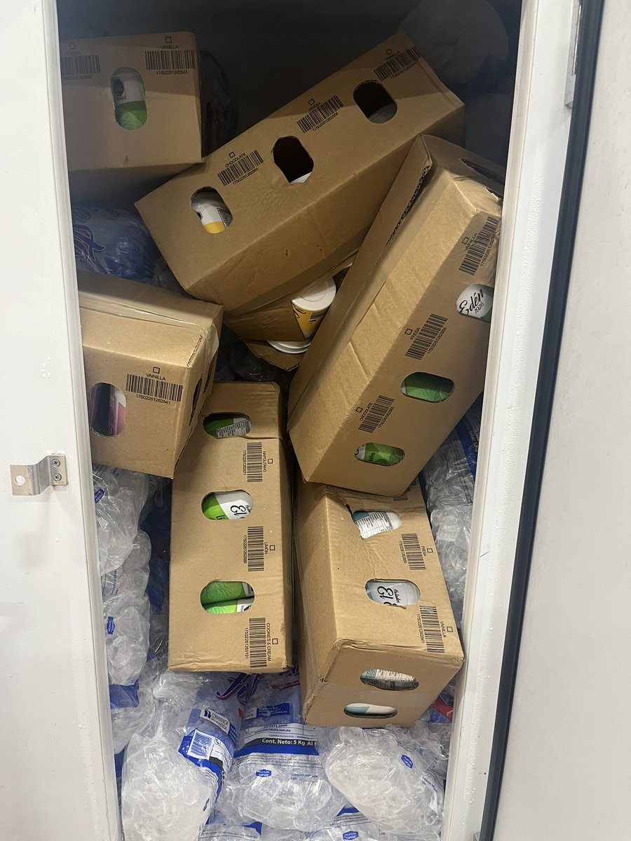 Armgo's tweet photo. @Tiendas3B señores por favor presten atención en su tienda de Escandón en la Calle Progreso, si no es el inventario atravesado en medio de los pasillos uno se encuentra con esto en los refrigeradores de hielo Fiesta https://t.co/NMEJMDd8BL
