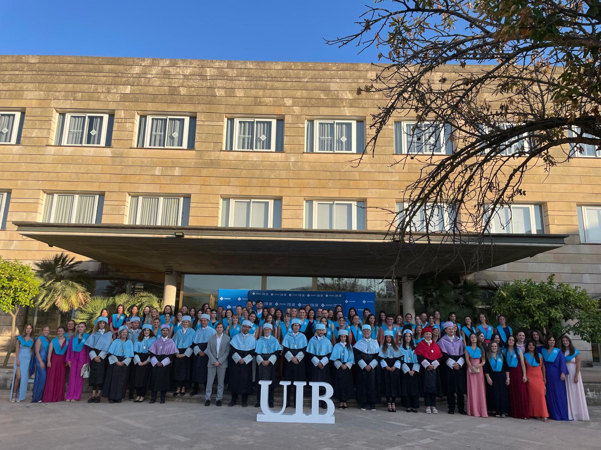 UIBuniversitat's tweet photo. Fotografia de grup d’estudiants i professors. 
Ara ja sou #SempreUIB! 
Gràcies per tot el que ens heu aportat. 
Sempre sereu benvinguts a la #UIB! 
Enhorabona i molta sort! 👩‍🎓✨ https://t.co/R6KUEcMd0O