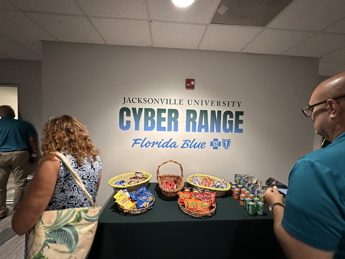 eranderee's tweet photo. Thank you @JacksonvilleU STEAm Institute- amazing facilities for your technology and engineering students - great job bringing different disciplines together under STEAM @floridafacte @FAITE_US https://t.co/uA4TY43mzk