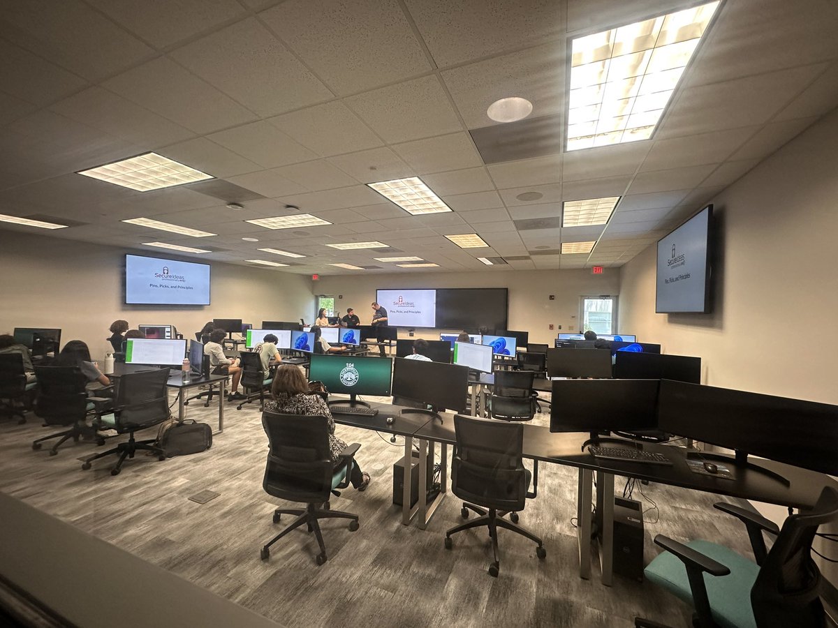 eranderee's tweet photo. Thank you @JacksonvilleU STEAm Institute- amazing facilities for your technology and engineering students - great job bringing different disciplines together under STEAM @floridafacte @FAITE_US https://t.co/uA4TY43mzk