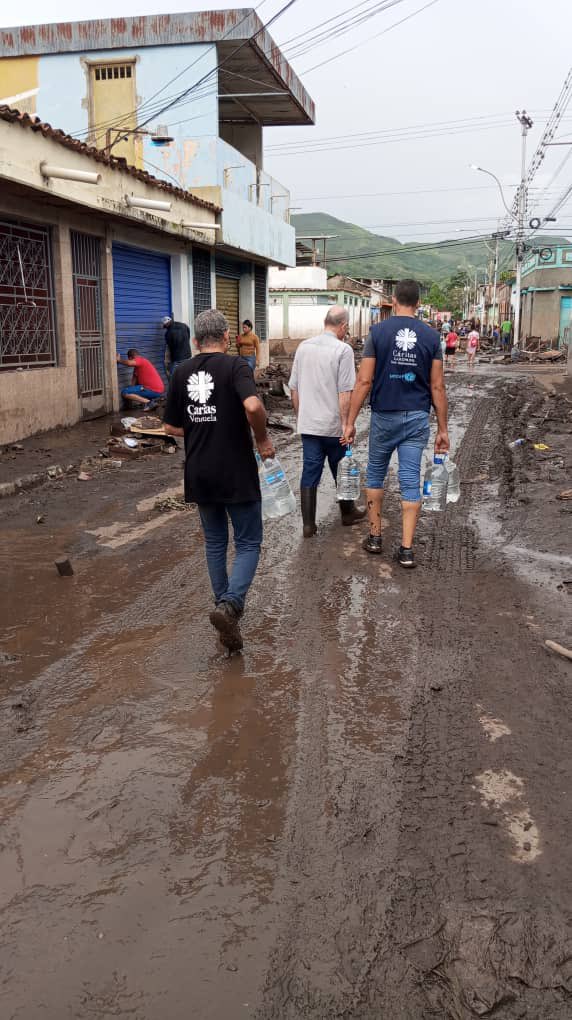 1/3 Nuestra solidaridad con el Pdte. de la Conferencia Episcopal Venezolana y Arzobispo de Cumaná, Mons. Jesús González De Zarate y con Cáritas, por las cobardes agresiones de que fueron víctimas en #Cumanacoa por parte de “funcionarios” que se creen dueños de Venezuela.