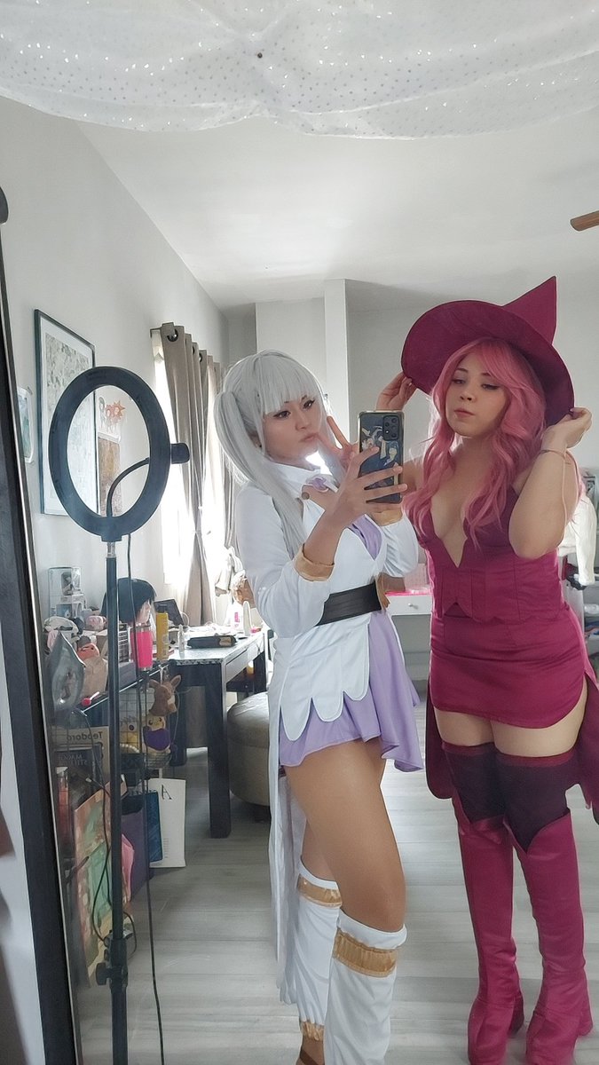 SuRaCosplay's tweet photo. Que no falte la fotillo en el espejo pre conve~ 
Ya se están horneado las fotos de Noelle y Vanessa de Black Clover

#Noelle #vanessa #BlackClover #blackbulls #cosplay https://t.co/9Y26dpUXBv