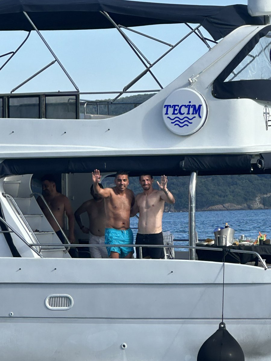 Sıkıntı yok boğazda <a href="/MHYandas/">Mert Hakan Yandaş</a> kardeşimizi görüp sevenlerinin selam verdiği sırada kendini bilmeyen kişilerin tahriki oldu o kadar