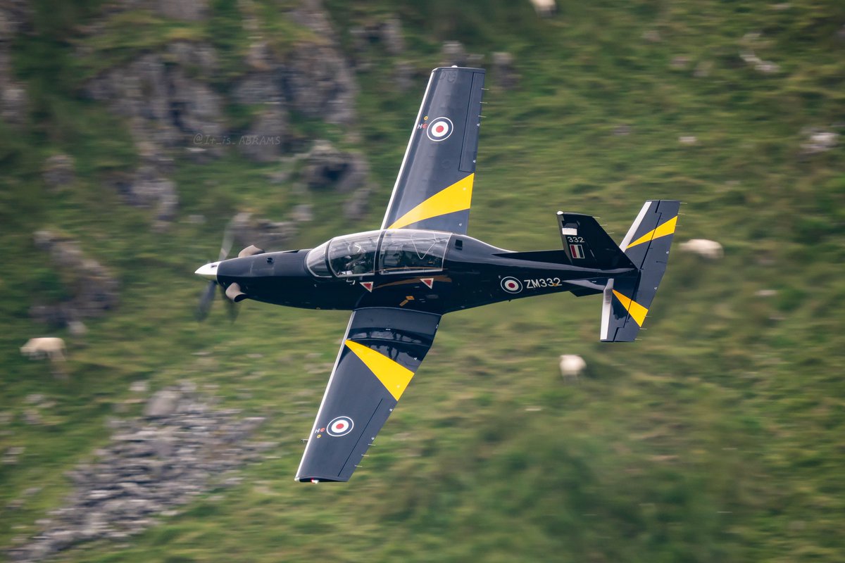 IT_is_ABRAMS's tweet image. 記念すべき初マックループはテキサンIIでした！
背景に🐏を添えて。

2024.7.15
Rayrheon T-6C Texan II (ZM332)
#MACHLOOP