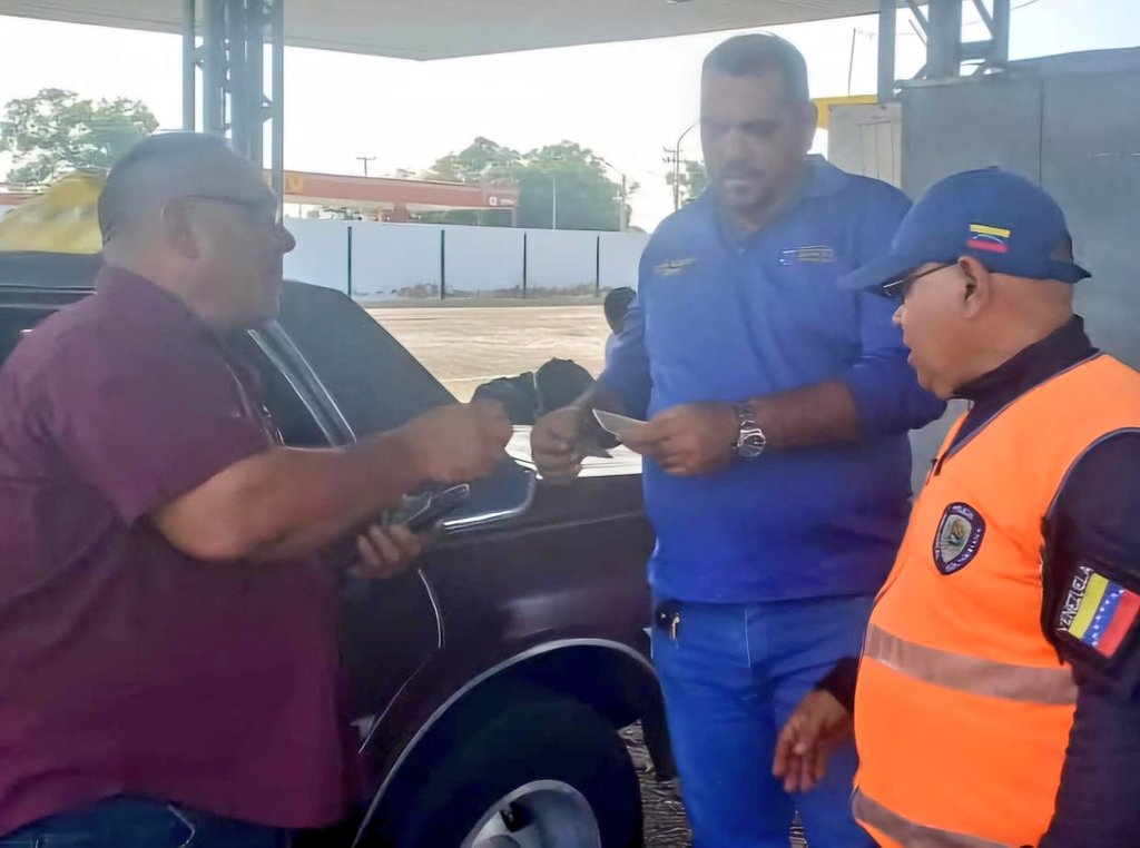 SegVialCabimas1's tweet photo. #MovilidadSegura | En pro de hacer cumplir las normativas de tránsito y garantizar al usuario excelentes condiciones de higiene y confort, funcionarios del #INTT y @PNBVzla supervisan las unidades de transporte público en el terminal de pasajeros Cabimas.

#CrecimientoProductivo https://t.co/Yqriz5ICeQ