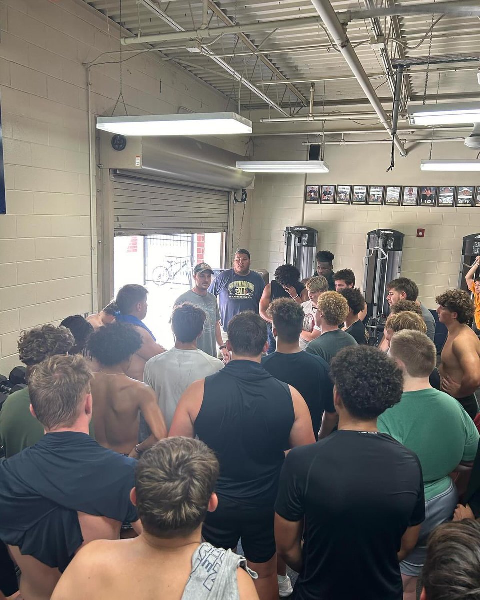 Southmoore_Ftbl's tweet photo. Today our Sabercats had a special visitor, SPC Jake Boren 1st battalion 75th Ranger Regiment to come talk to the boys about what it meant to be a team, how important it is to be a teammate,and no matter how good or bad your day has been you must always be there for your brothers! https://t.co/Z1oR0rLcyb