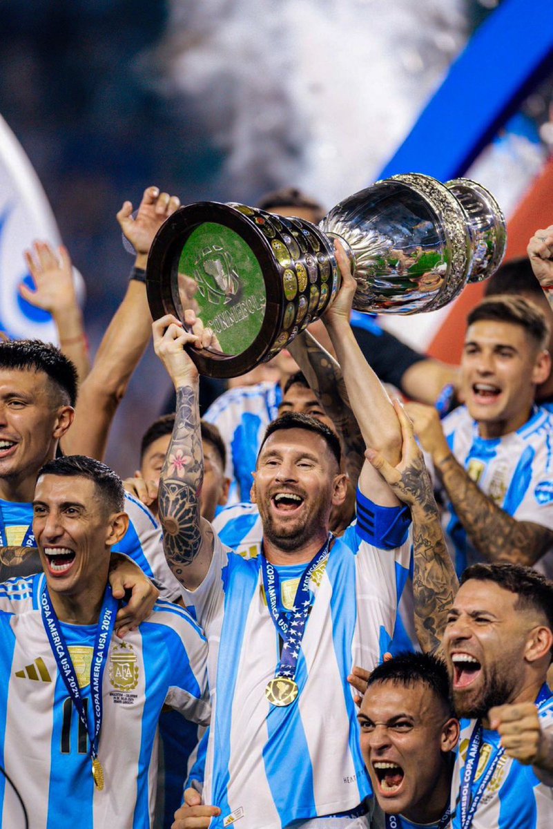 TheMessiCo's tweet photo. He lifted the trophy https://t.co/lbIeCtKlgq