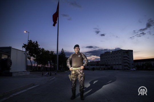 SelimK_ATA's tweet photo. FETÖ’nün 15 Temmuz 2016'daki darbe girişimi sırasında gazi olan 10 kişi, bir yıl sonra yaralandıkları noktada fotoğraflandı. https://t.co/Rt9zA16qV9